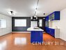 リビング/ダイニング：優しい色合いのフローリングと建具。やわらかな日差しがくつろぎの空間を演出します。