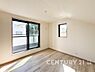 室内：2面採光で光を集めるお部屋はゆっくりと落ち着く空間です。クローゼットもございますので、収納家具を新たに揃える準備も省け、なにより居住空間を広く使えるので快適です。