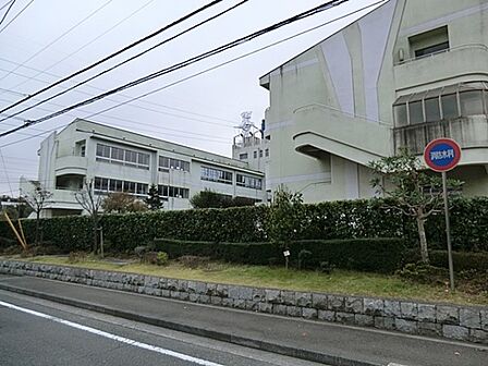 横浜市立茅ケ崎台小学校まで358m、横浜市立茅ケ崎台小学校