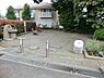 周辺：西川島町たぶの木陰公園まで1052m、鶴ヶ峰駅下車徒歩7分。園内には樹齢300年以上のタブノキがどっしりと構えています。「神奈川の銘木100選」の一つです。