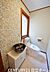 トイレ：《トイレ》　■窓のあるトイレは明るい空間で清潔感があります。