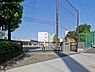 周辺：横浜市立美しが丘小学校まで767m、学校の周りは、松や桜、椎の木、銀杏など大きな木で囲まれ、花壇には一年を通して様々な花が咲いています。