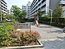 周辺：久本3丁目公園まで267m、集合住宅前の一角にある公園。滑り台・水飲み・手洗い場・ベンチ・石スツールがあります。