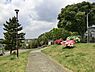 周辺：鍛治ヶ谷南公園まで524m、長いローラーすべり台。広い花壇には季節の花々が咲く穴場の公園です。