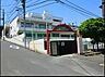 周辺：岩崎学園附属幼稚園まで376m、園の近くには大きな公園や森があり自然豊かな環境の中にあるアットホームな幼稚園です。