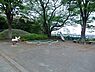 周辺：荏田第三公園まで748m、愛和幼稚園の西の丘陵地にある緑豊かな公園です。樹木林の間に階段や坂の遊歩道が整備され、自然を楽しめるつくりになっています