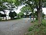 周辺：川上長作公園まで331m、滑り台、ブランコ、砂場、鉄棒、運動広場があります。