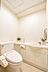 トイレ：玄関近くのトイレは来客時にも案内しやすい配置。トイレは2ヶ所あり、混雑を分散。どちらもトイレ内に手洗い場付きで、衛生的に使えます。家族用と来客用で使い分けできます。※CG加工済
