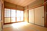 和室：リビング隣の6帖和室。2面採光で明るく、縁側付きでくつろげる多用途な一室です。