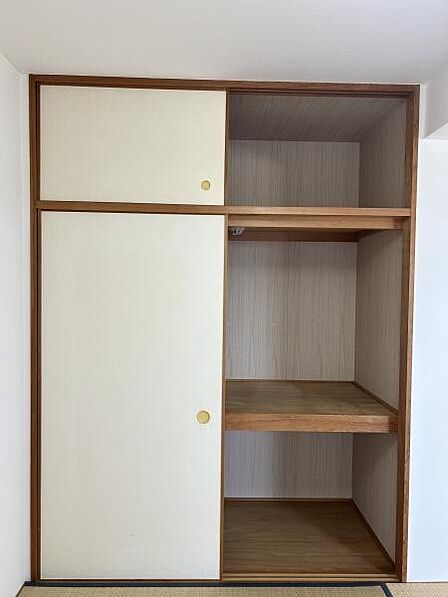 約5帖の和室に備わる天袋付き押入れ。布団や衣類、季節用品までたっぷり収納でき、お部屋をすっきり広く使える便利な収納スペースです。