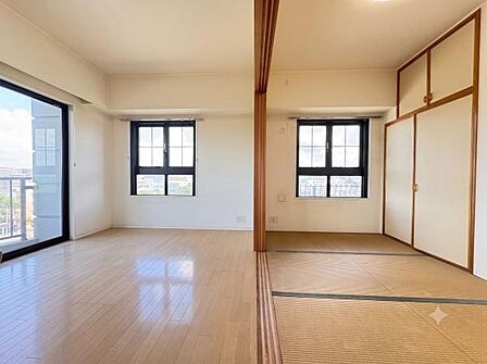 L型の開口部を採用した和室は、引き戸をすべて壁裏へ引き込める設計。フルオープンにすればLDKと一体化し、開放感あふれる和室コーナーとして多彩に活用できます。※CG加工済み