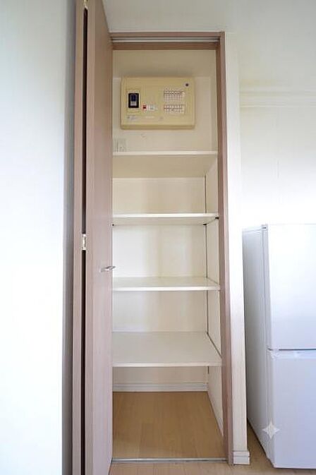 可動棚付きのキッチン収納は、食料品や調理家電、日用品のストックをすっきり整理可能。生活感を抑えて空間を美しく保てる、使い勝手の良い便利な収納スペースです。※CG加工済み