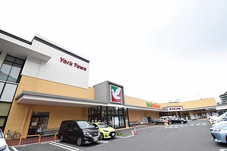 ヨークベニマルつくば竹園店まで1300m、家族そろって週末のまとめ買いも便利です。