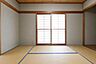 和室：落ち着きのある1階和室。障子越しにやわらかな光が差し込み、心安らぐ空間です。LDKに隣接しているため、客間やお子様の遊び場、お昼寝スペースなど多目的に活用できます。※CG加工済