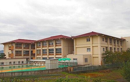 岩出市立山崎北小学校まで942m