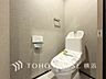 トイレ：換気と明るさに配慮した、清潔感溢れるトイレ。落ち着いた空間で安らぎのひとときをお過ごしいただけます。