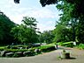 周辺：三ツ池公園　800m　78品種、およそ1600本のサクラが楽しめる公園。春にはお花見のお客さんで賑わいます。 
