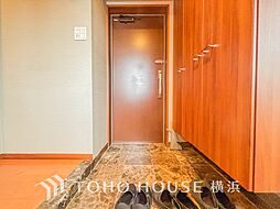 清潔感溢れる玄関がお出迎えする本邸宅の物語は、ここから始まる日常を期待させます。