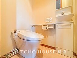 換気と明るさに配慮した、清潔感溢れるトイレ。落ち着いた空間で安らぎのひとときをお過ごしいただけます。