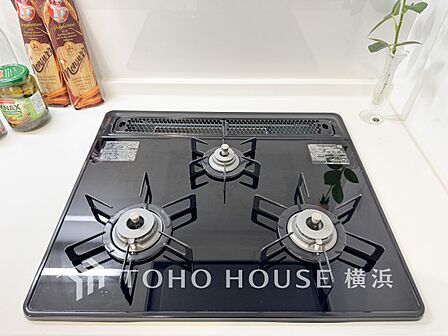 【三口ガスコンロ】 三口コンロで、お料理の効率もアップ。受け皿のないフラット天板で、お手入れもラクラク。