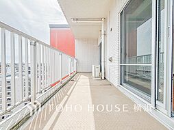 太陽の恵みをたっぷりと受けて、洗濯物も気持ちよく干せそうです。