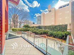 植栽の位置や開放的なエクステリアも含めて美しくトータルにデザインされております。