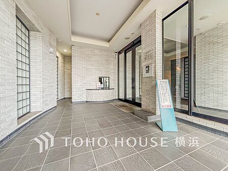 住まう誇らしさと安心感を演出する落ち着いた雰囲気のエントランス。