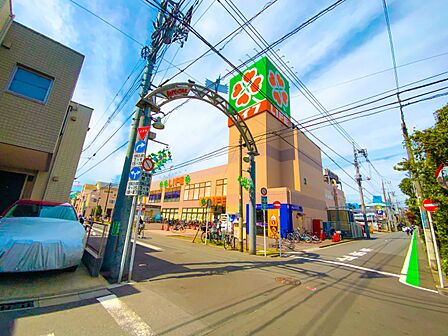 ライフ川崎桜本店 800m 毎日の食卓を彩る食料品が充実したスーパー。毎週水曜日・日曜日はポイント2倍デーとなっています。