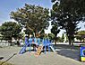 周辺：中村公園　550m　屋外プールが設置されており、夏の期間はこどもから大人まで水泳や水遊びを楽しむことができます。   