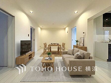 家族と過ごす時間を大切にしたい方にぴったりの明るくゆとりある住空間です。(装飾品はAI加工です)