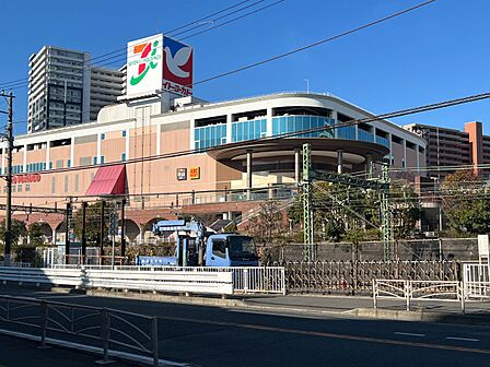 イトーヨーカドー能見台店　1200m　9時から22時までの営業なので、お仕事で遅くなった日でもお買い物ができますね。 