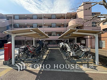 屋根付きの駐輪スペースは、雨風から大事な愛車を守ってくれます。