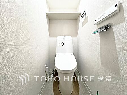 清潔感溢れるトイレ。落ち着いた空間で安らぎのひとときをお過ごしいただけます。