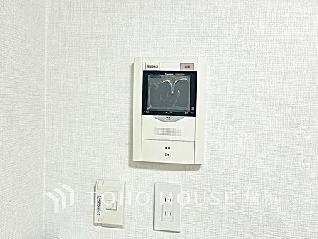 誰が来てもわかる様にモニター付きインターホンを設置。快適と安らぎを合わせた優しい設計。