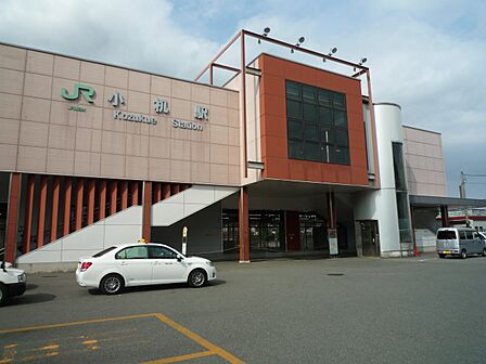 JR横浜線「小机」駅 1280m 日産スタジアムの最寄り駅。横浜駅までの所要時間は約16分。「新横浜」駅まではひと駅約3分の乗車です。