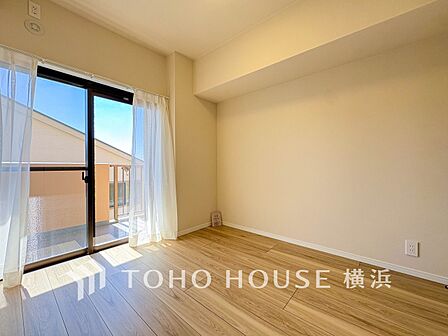 心地よい光と風があふれています。プライベートな自分時間を快適に過ごせるお部屋。