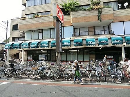 オーケー逗子店　90m　関東圏を中心にコスパの良い商品を取り扱うと話題のお店。週末にまとめ買いもいいですね。 