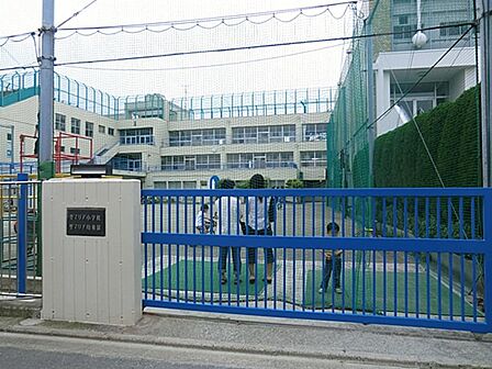 聖マリア幼稚園　500m　保育室からも外で遊んでいる子ども達や遊びの様子がうかがえる広い園庭です。自転車の練習もします。 