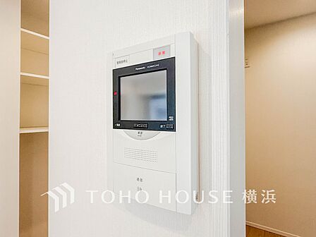 誰が来てもわかる様にモニター付きインターホンを設置。快適と安らぎを合わせた優しい設計。