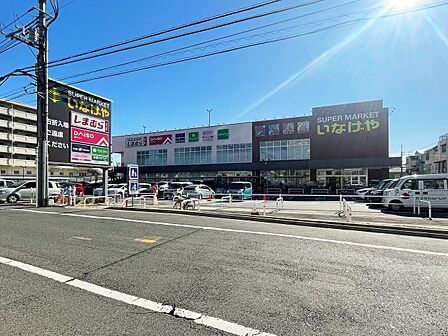 いなげや川崎京町店 280m 毎日の食卓を彩る食料品が揃います。肉や魚も評判で安心してお買い物ができそう。