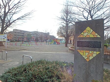 平安公園　210m　閑静な住宅街の一角の広い敷地の公園。屋外プールも併設しています。 