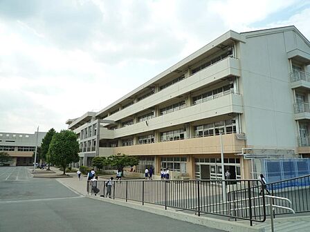 横浜市立十日市場中学校 1200m 徒歩17分。中学生の体力づくりにはぴったりの距離かもしれませんね。