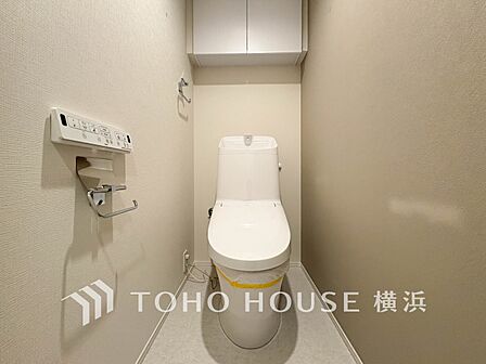 換気と明るさに配慮した、清潔感溢れるトイレ。落ち着いた空間で安らぎのひとときをお過ごしいただけます。