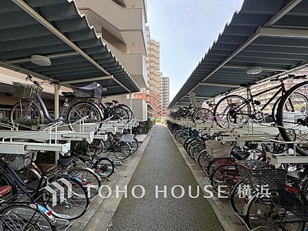 屋根付きの駐輪スペースは、雨風から大事な愛車を守ってくれます。