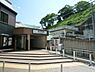 周辺：京浜急行線「弘明寺」駅　2320m　急行停車駅。「上大岡」駅までは1駅約2分。「横浜」駅へは急行乗車で約16分。 