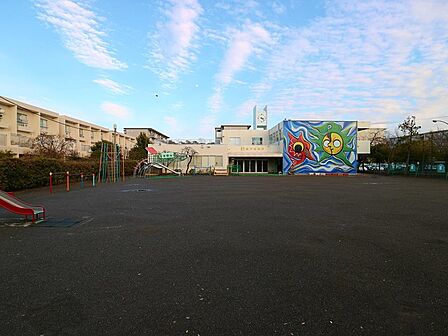 並木幼稚園 2000m 子供たちに一流の芸術をとの意向で、芸術家・岡本太郎氏の壁画『海辺の太陽』が描かれた園舎。