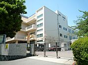 横浜市立六ツ川中学校　850m　徒歩11分。部活などで帰りが遅くなっても安心の距離です。 