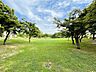 周辺：新本牧公園　350m　春は桜、秋は紅葉を楽しむ地元住民が訪れ、夜は噴水場付近がライトアップされて美しい。 