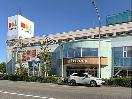 LICOPA鶴見　1100m　イトーヨーカドー鶴見店の他、無印良品やDAISO、ドラッグストアなど暮らしに便利なお店が揃います。 