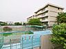 周辺：横浜市立桜井小学校　950m　徒歩12分。小学校が近いのは子育てファミリーにもおすすめのポイント。 